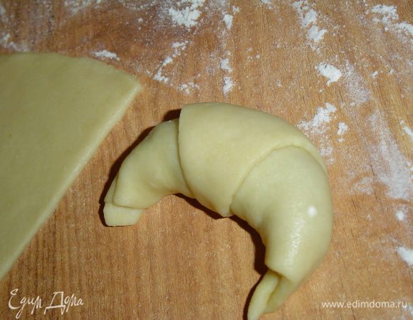 сворачиваем рулетом от широкой части, а потом придаем форму рога.