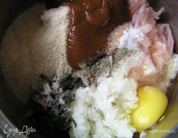 Фарш пропустить через мясорубку, измельчить лук и чеснок. Смешать все ингредиенты для тефтелей.