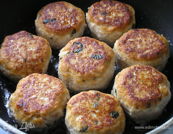 Из полученной массы сфомировать небольшие тефтели, обжарить с двух сторон на растительном масле.