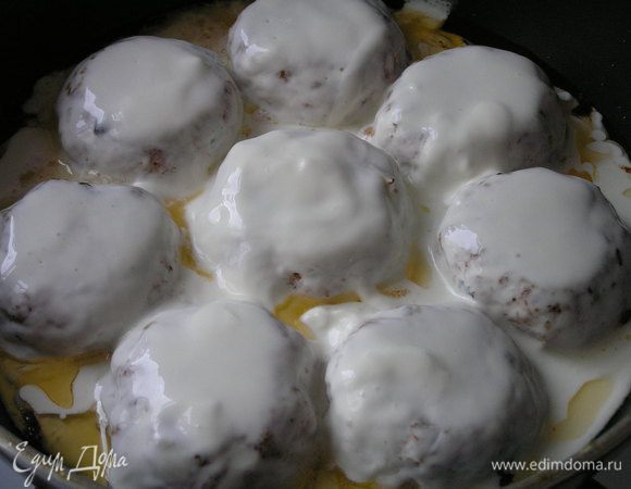 Смешать все ингредиентфы для соуса. Залить тефтели, тушить 5-7 минут.