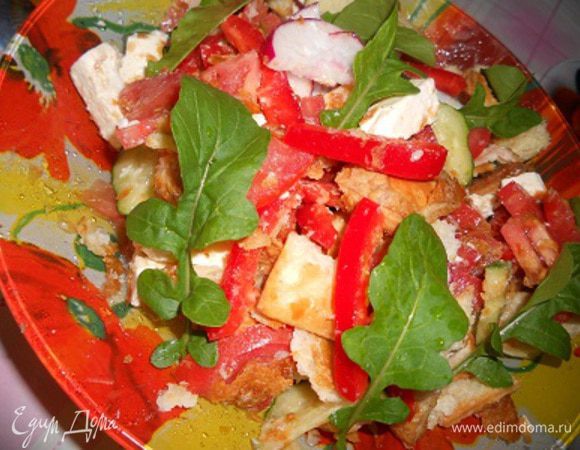 полить лимонным соком,маслом и добавить специи, перемешать,сверху положить листья рукколы