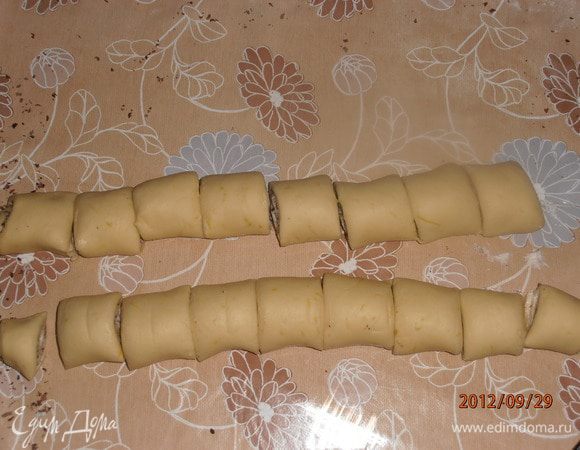 Раскатать тесто, смазать начинкой (можно посыпать тертым шоколадом) и закрутить рулетиком с обеих сторон и нарезать на кусочки см по 4-5.