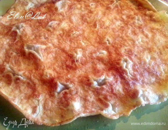 Испечь блины из взбитых с крахмалом яиц. Для этого яйца взбить венчиком, добавить крахмал, соль и выпекать на предварительно разогретой сковороде.