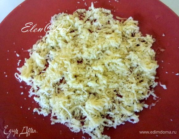 Ах да, сырные корзинки. Все на самом деле очень просто. Взять сыр твердых сортов, у меня пармезан и сваля. Потереть на мелкой терке. Сыр выложить на тарелку лепешечкой, по размеру, какой вы собираетесь сделать корзинку.