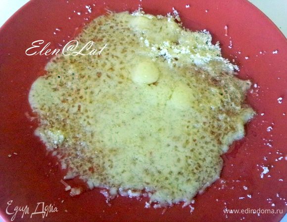 Затем нашу заготовку расплавить в микроволновке. Плавить сыр надо на не большой мощности.