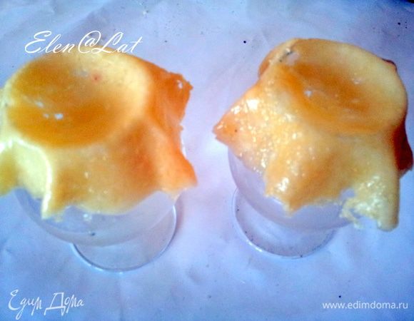 Затем немного остудить и перевернуть лепешку на стакан, и в таком виде оставить подсушиться. Как только сыр застынет и остынет, перевернуть корзиночку и все таки уложить туда салат))))
Все корзинки готовы и мы можем использовать из по назначению.
Такие корзиночки можно наполнять любым абсолютно салатом, все будет интересно и креативно)))) 