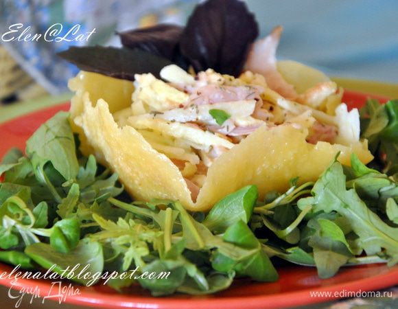 Сегодня я в них упаковала итальянский салат. Итак: корзиночки поставить на подушку из листьев салата (у меня микс) и украсить листиками базилика. 
Приятного аппетита!!!!!!!!