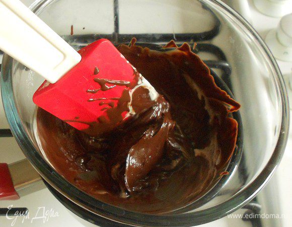 Смешайте быстро остальной расплавленный шоколад и сливки до получения гладкой эмульсии. При соотношении 1:1 получается густая трюфельная масса. Для более жидкой консистенции добавляйте сливки. Отставьте ганаш в сторону.