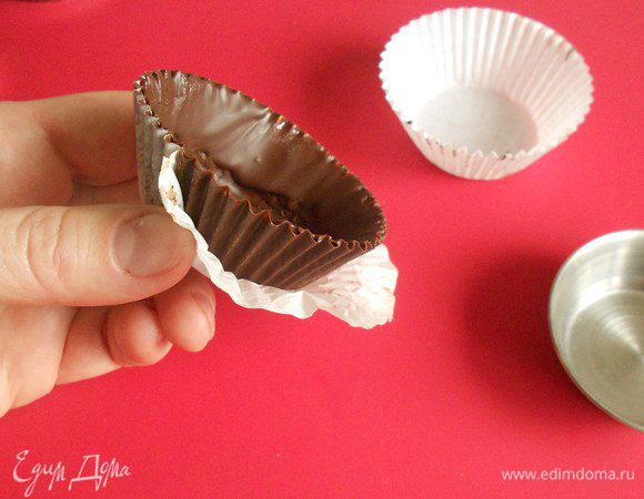 Очень аккуратно освободите  корзинки от бумаги. Делать это нужно быстро и не держать их долго в руках.