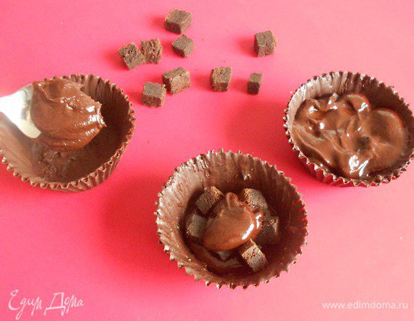 В каждую корзинку положить ганаш, кусочки брауни и снова ганаш. Заполнить на 3/4.