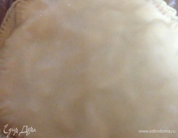 3. Возьмите круглую форму для тартов, смажьте ее взбитым яйцом (либо можно использовать бумагу для выпечки - очень удобно для такого вида пирогов. Заполните форму яблоками и разровняйте.