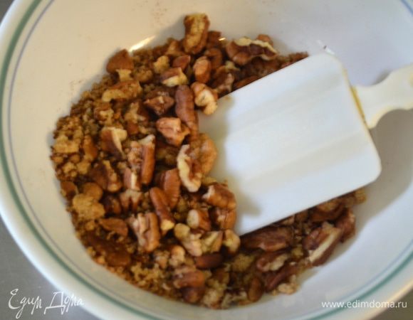 Разогреть духовку до 200 гр.
Смажем формочки для маффинов маслом или разложим бумажные формочки.
В небольшой тарелке смешаем 2 ст.л. корич. сахара, орехи и корицу.