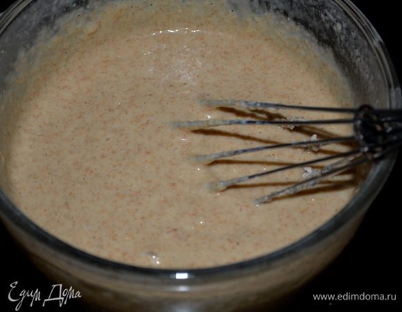 В отдельной посуде смешать муку с цельнозерновой мукой, крахмал и пищев. соду,соль.В большой чаше смешать 3/4 ст. корич. сахар и раст. масло. Добавить по яйцу за раз,каждый раз перемешивая содержимое,затем яблочное пюре и ванилин. Перемешаем тщательно. Затем в два приема добавим приготовленную муку и кефир, слегка все перемешаем.