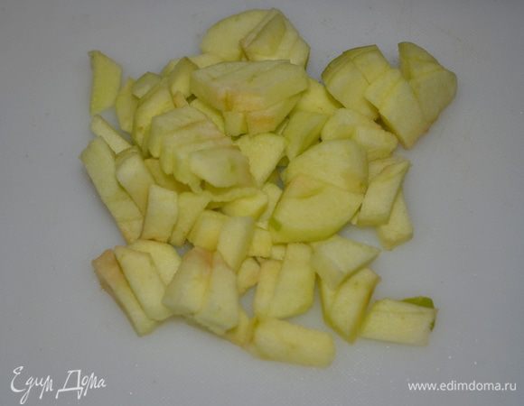 Почистим и порежем яблочко, не крупно.