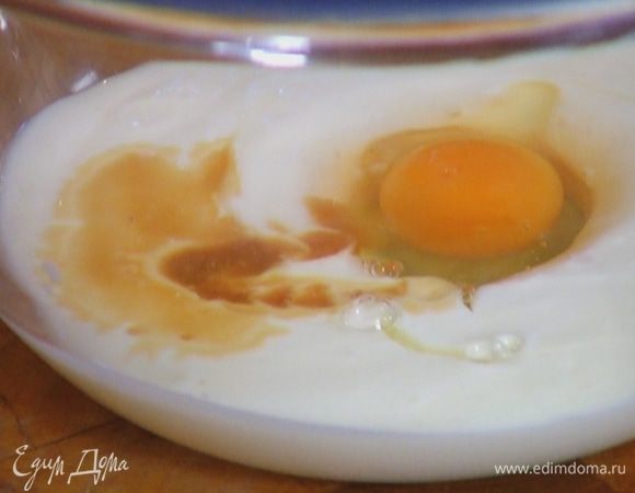 Кефир соединить с яйцом и ванильным экстрактом.