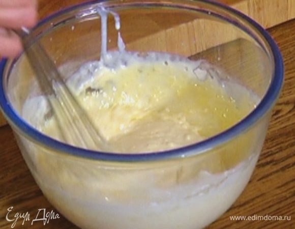 Влить растопленное масло в тесто, перемешать.