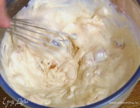 Фрукты, удалив косточки, мелко порезать, добавить в тесто и перемешать.