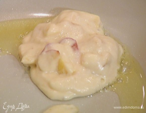 Разогреть в сковороде оливковое масло и пожарить оладьи.