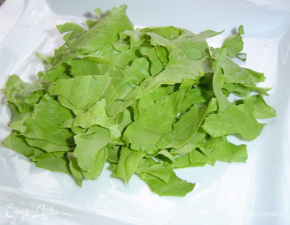 Измельчаем листья салата.