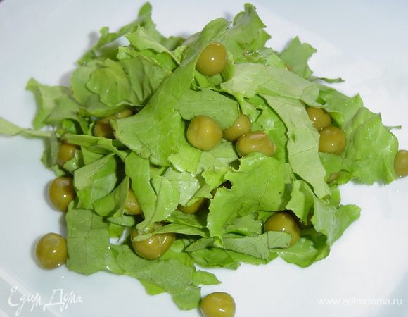 К салату добавляем измельченный зеленый лук, зеленый горошек,