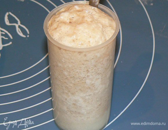 Молоко немного подогреть и распустить в нём дрожжи. 