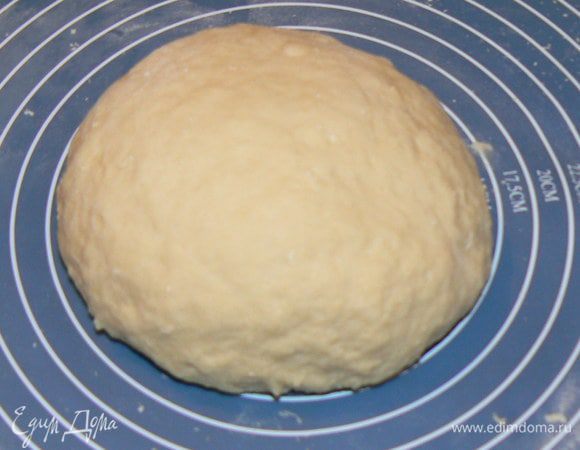 оставшуюся муку, замесить тесто. Тесто должно получиться гладким, эластичным (не тугим!!!) и не приставать к рукам.