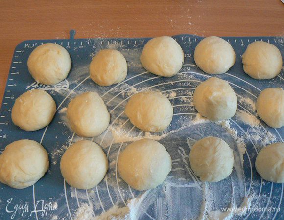 Подошедшее тесто делим на порционные кусочки.