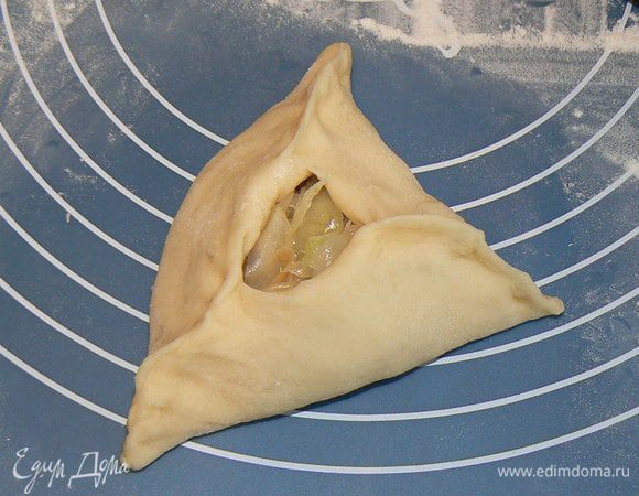 Раскатываем, укладываем начинку, формируем пирожок.