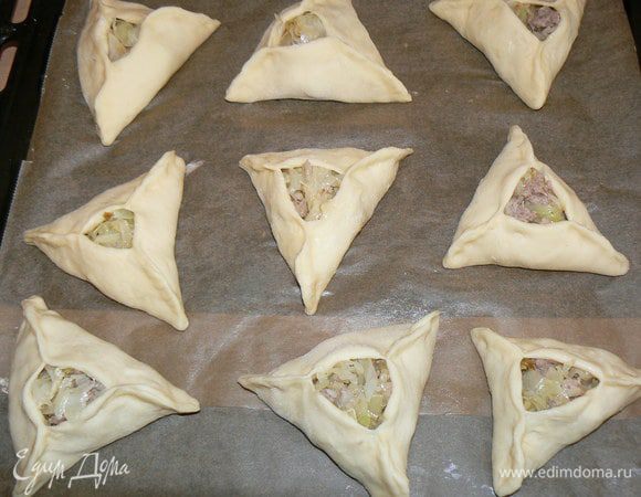 Укладываем на противень покрытый пекарской бумагой, ставим в теплое место на 30 минут. Смазываем желтком.

Выпекаем при 180-200 градусах до зарумянивания
