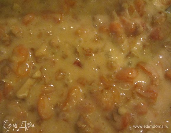 Сахар взбить с яйцами, добавить муку и соду гашенную в коньяке (водке).  Добавить в тесто измельченные орехи и сухофрукты и все тщательно перемещать.