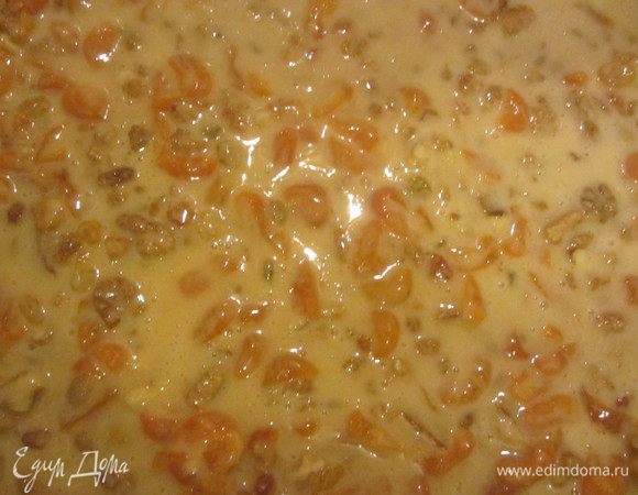 Тесто вылить на смазанный маслом противень и выпекать в разогретой духовке 30 - 40 минут.