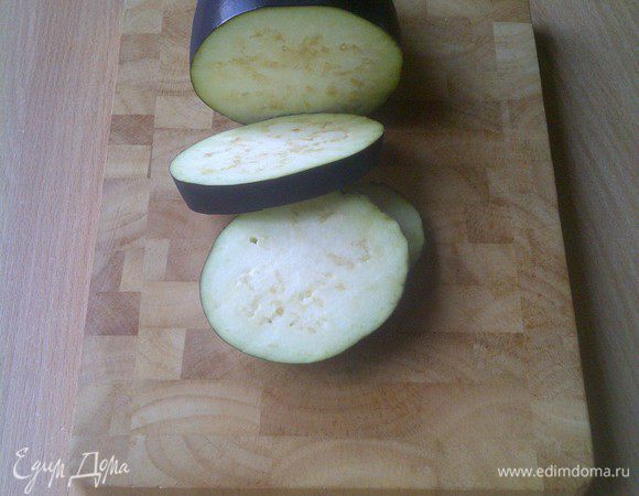 нарезаем баклажан средними кольцами и вырезаем серединку