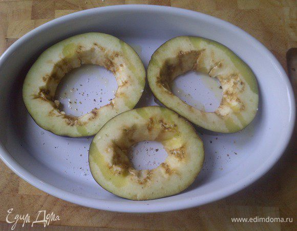 кладём баклажаны с специальную посуду. сверху немного солим, перчим и сбрызгиваем оливковым маслом.  