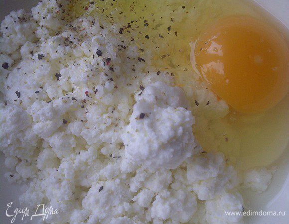 в отдельной миске смешиваем творог с яйцом. солим, перчим, добавляем куркуму  (или другую любимую вами приправу) и все перемешиваем. затем добавляем нарезанный кубиками сыр.