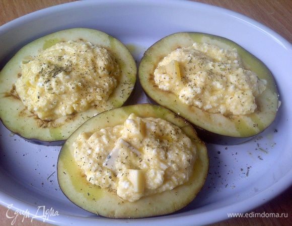 раскладываем массу внутрь баклажанов и посыпаем травами.  