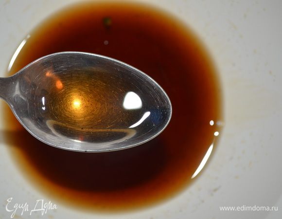  В миске смешать соевый соус и коньяк, добавить соль и перец