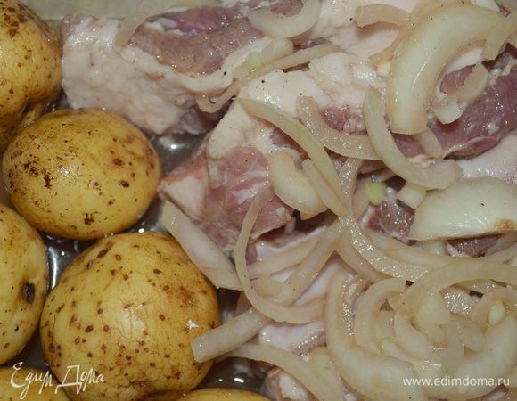 перекладываем в форму для выпечки, выкладываем к ребрам картофель, его тоже посолить (у меня был мелкий молодой, я его просто помыла и все)