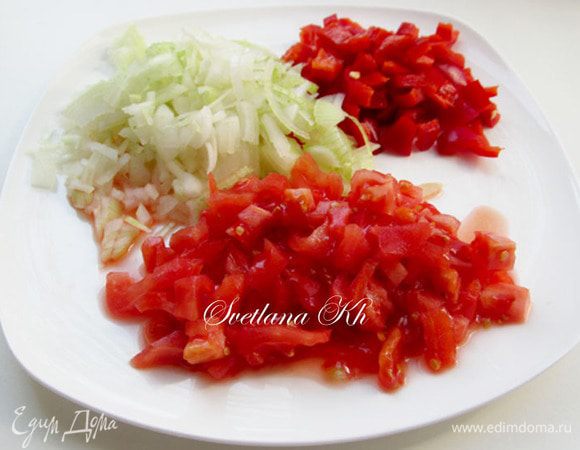 Нарезать лук, помидоры и перец.