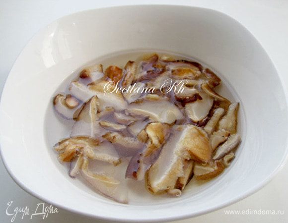 Сухие грибы замочить в горячей воде