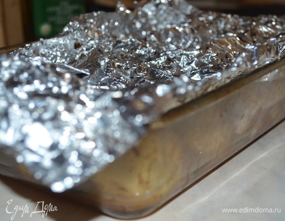 накрыть фольгой, выпекать 30 минут при 180 градусах, затем фольгу убрать и еще 20 минут при 220 градусах для румяной корочки.