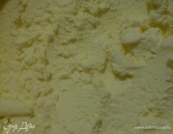 Творог протереть через сито (если используете рикотту, то ее протирать не надо) и тщательно перемешать с солью и перцем, от себя я еще добавила чуть меньше чайной ложки сахарной пудры. 