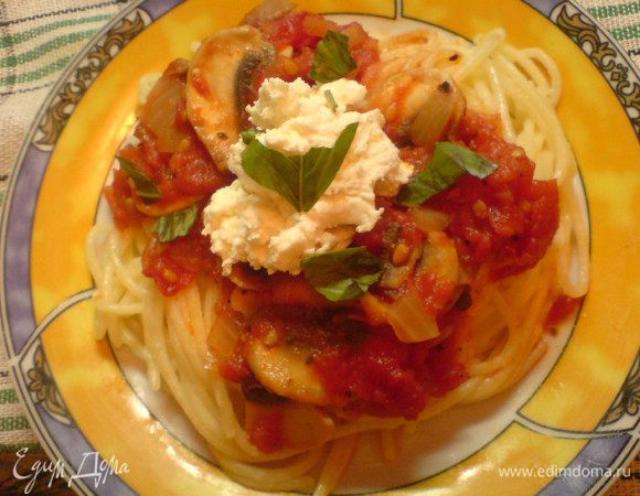 Макароны сзбрызнуть оливковым маслом и выложить на тарелку . Сверху полить томатно-грибным соусом. В центр положить творожную (сырную) массу и украсить базиликом. 
Buon appetito!