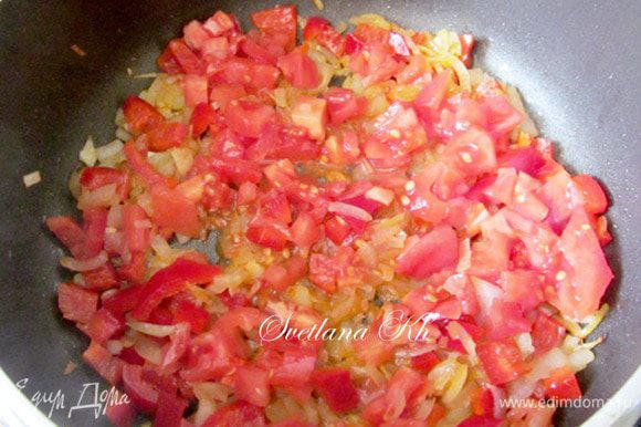 Лук поджарить в ложке масла, добавить перец и помидоры. Слегка все поджарить, добавить воду и тушить 5 минут.