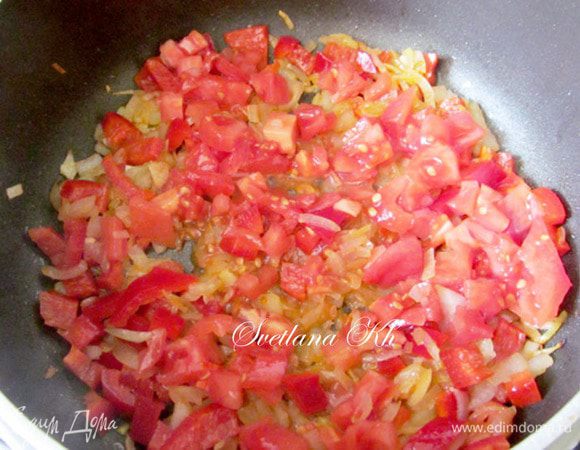 Лук поджарить в ложке масла, добавить перец и помидоры. Слегка все поджарить, добавить воду и тушить 5 минут.