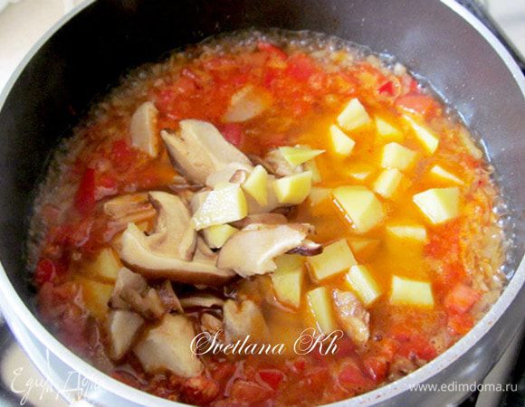 Добавить картофель и грибы. Варить до готовности картофеля.