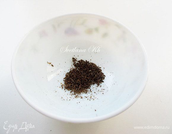 Тмин растереть в ступке, чеснок мелко нарезать. За 5 минут до окончания варки, добавить все в суп. Не забудьте посолить. Посыпать зеленью. Сметана - по желанию.