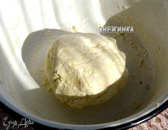 Добавляем корицу и муку. Замешиваем тесто. Оно остается мягким, но к рукам не липнет. Муку не подсыпать!