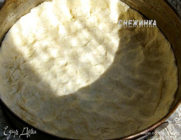 Дно формы выстилаем бумагой для выпечки. Распределяем тесто по форме (у меня 21 см в диаметре), делаем небольшие бортики. Убираем в холодильник.