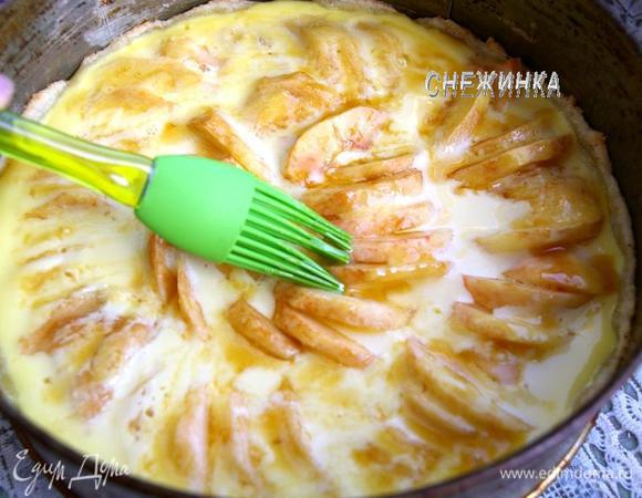 Мёд, если загустел, растапливаем в микроволновке или на плите. Достаём пирог через 20 минут из духовки, смазываем при помощи кисточки сверху мёдом.