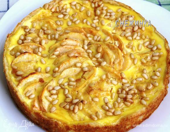 Готовый пирог сразу не вынимаем. Когда он станет тёплым можно переместить его на блюдо.